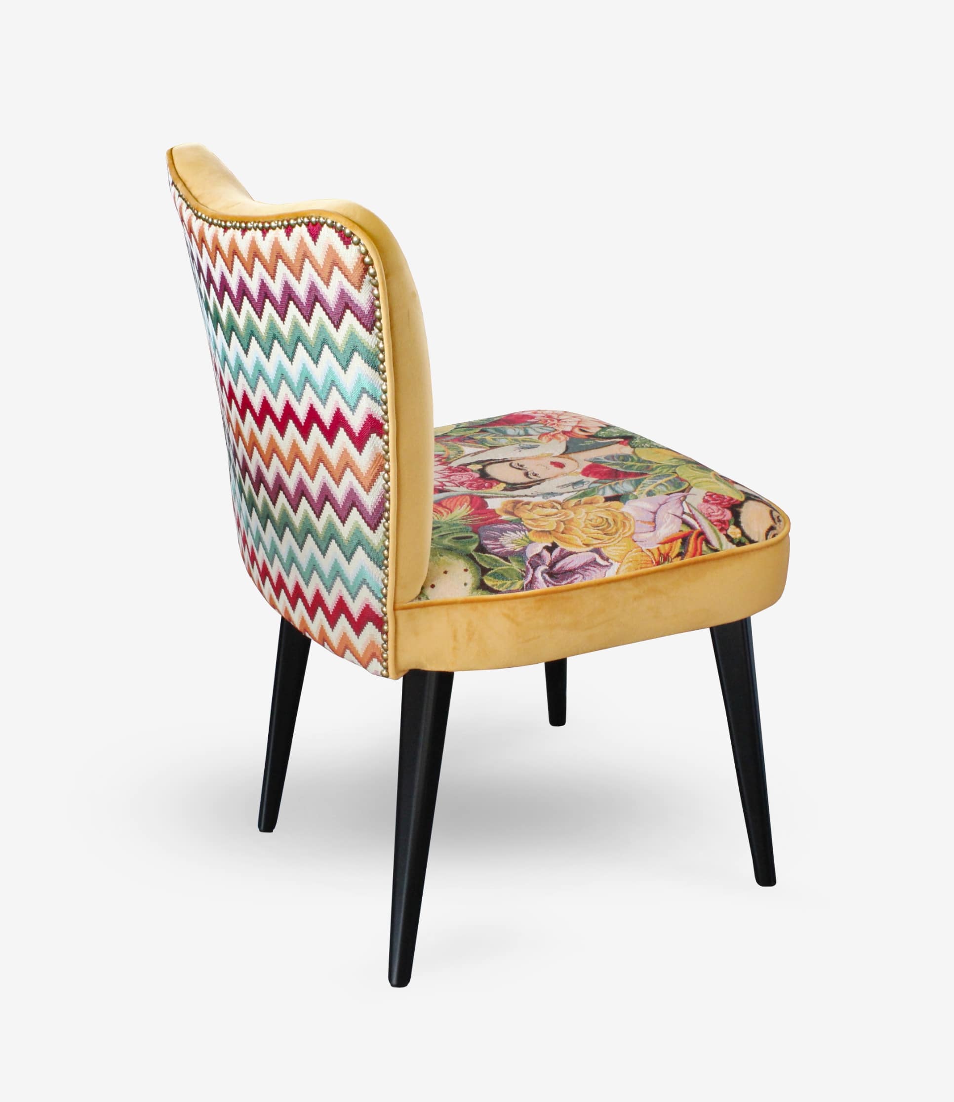 sedia-poltroncina-bar-ristoranti-e-hotel-imbottita-con-tessuto-stampa-motivo-frida-kahlo-e-tappezzate-in-velluto-giallo-senapideale-per-arredamento-contract-antea