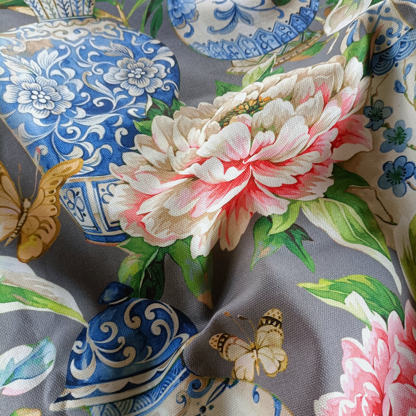 tessuto a fiori per arredamento contract per ristoranti e bar in cotone panama con motivo fiori e vasi sfondo bianco