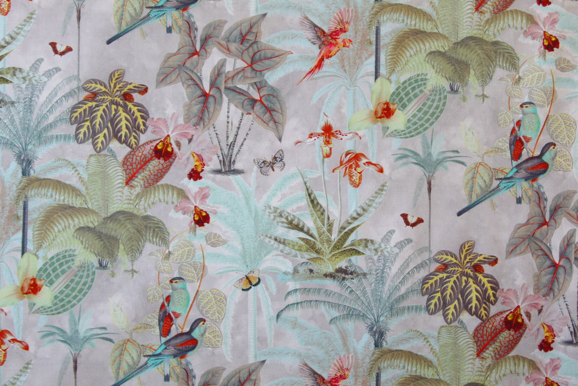 tessuti-in-cotone-organico-per-arredamento-con-texture-piante-uccelli-pappagallo-palme-paradisiache