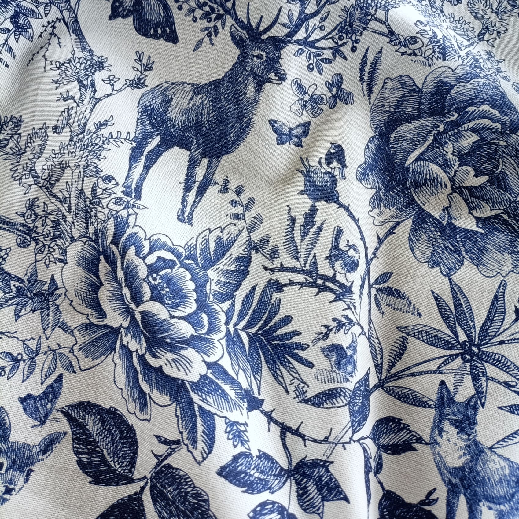 tessuti stampati per arredo di design con motivo la natura, cervo, scoiattolo e fiori blu ideali per contract ristoranti e bar in cotone organico