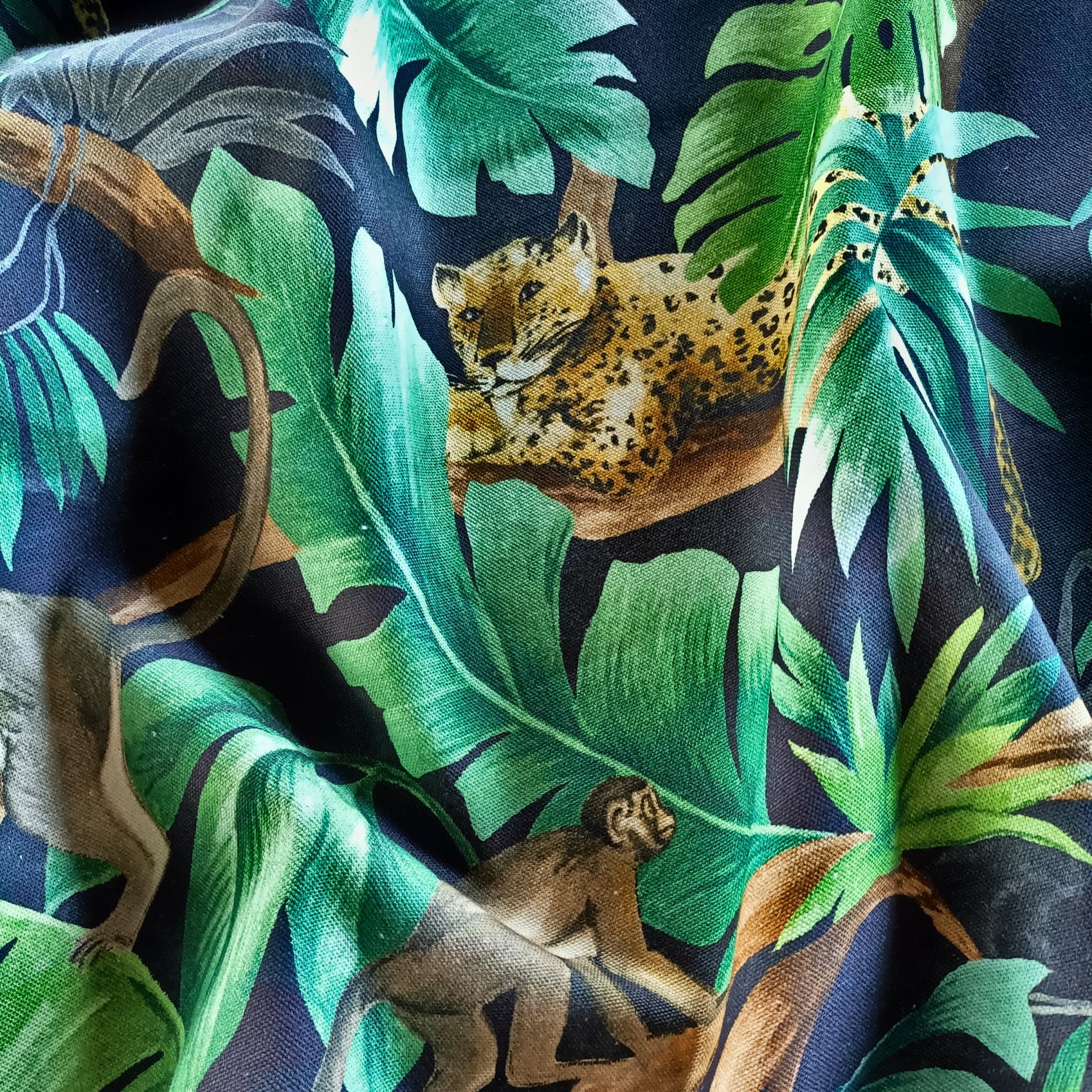 tessuti per arredamento contract in panama con motivo tigre scimmia e giungla verde