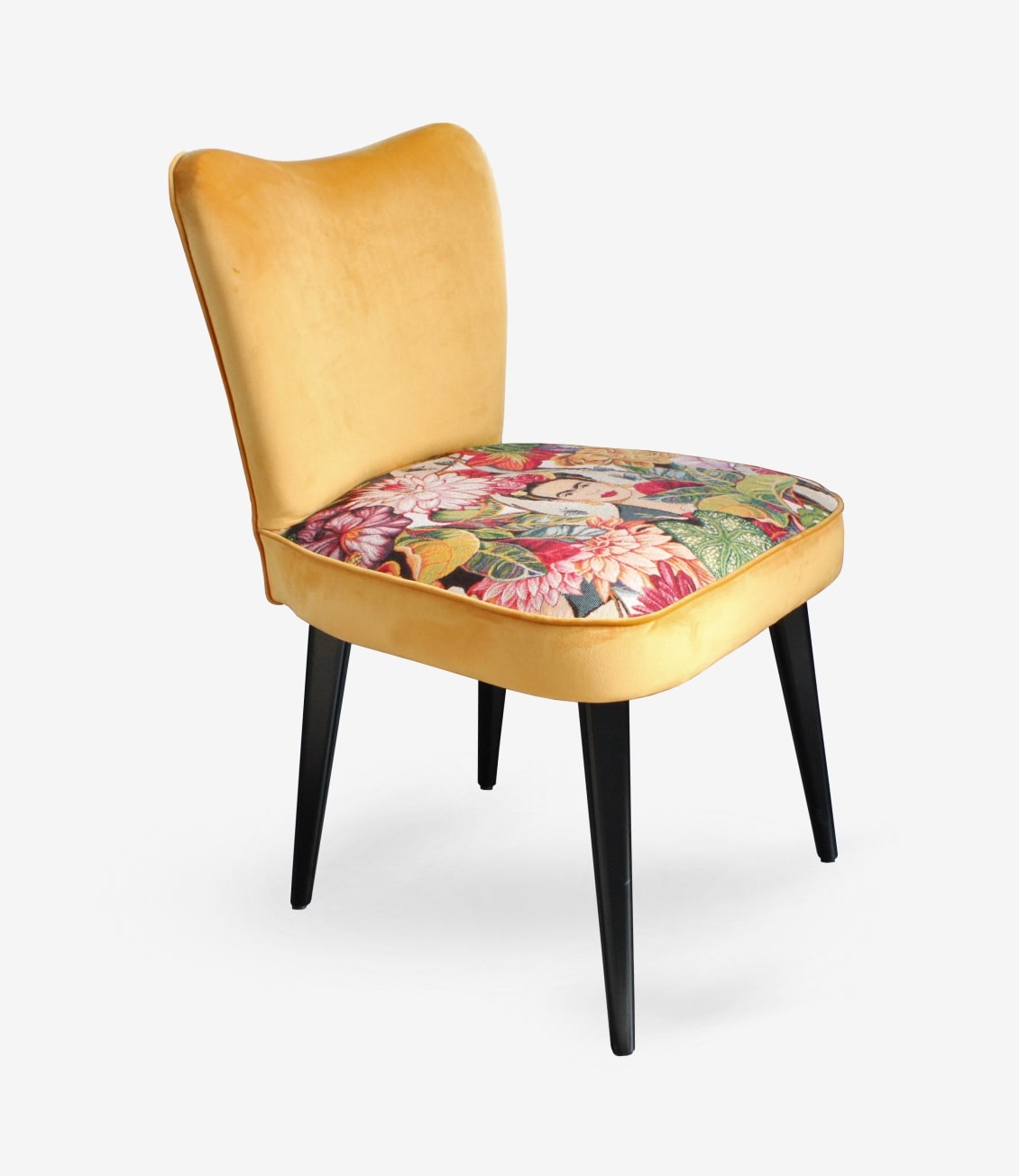 poltroncina in velluto giallo e tessuto con motivo frida kahlo per ristoranti, bar e hotel