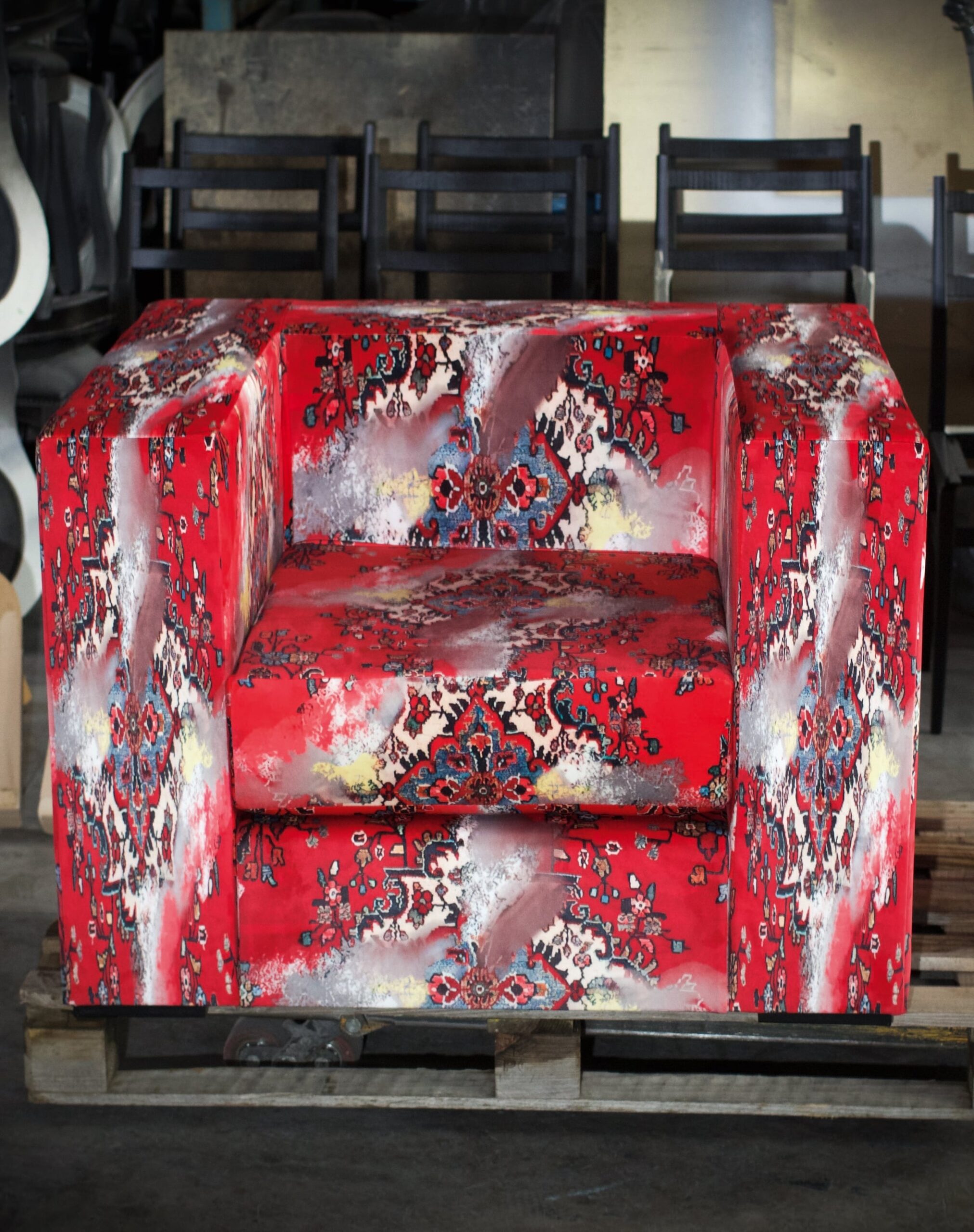 poltrona-in-velluto-con-stampa-rosso-a-fantasia-ideale-come-pezzo-unico